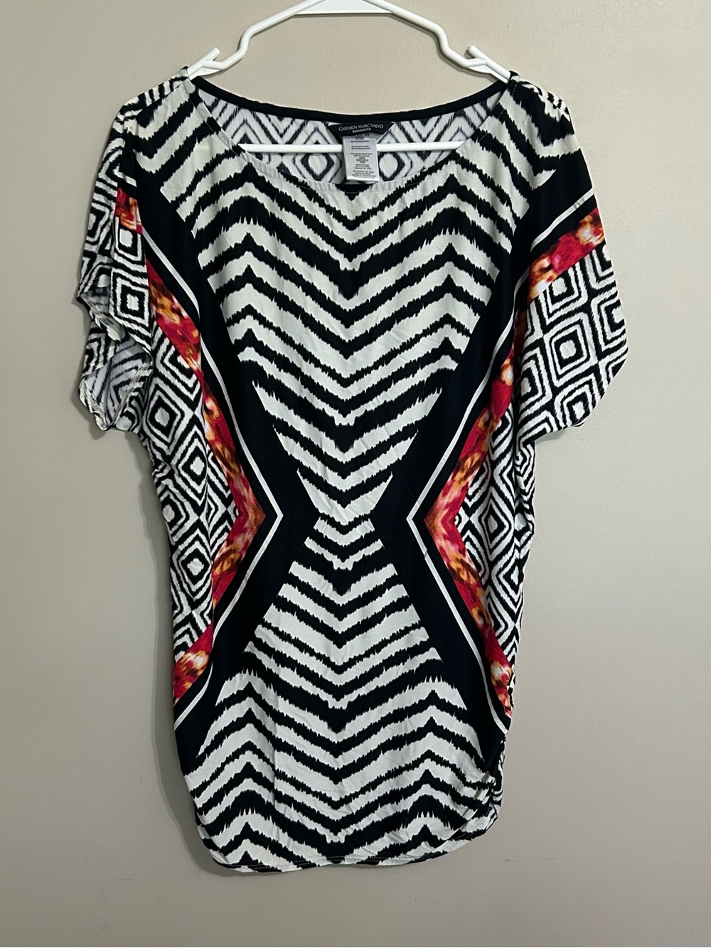 Carmen Marc Valvo Black White Geometric Swim Coverup with Red Accent